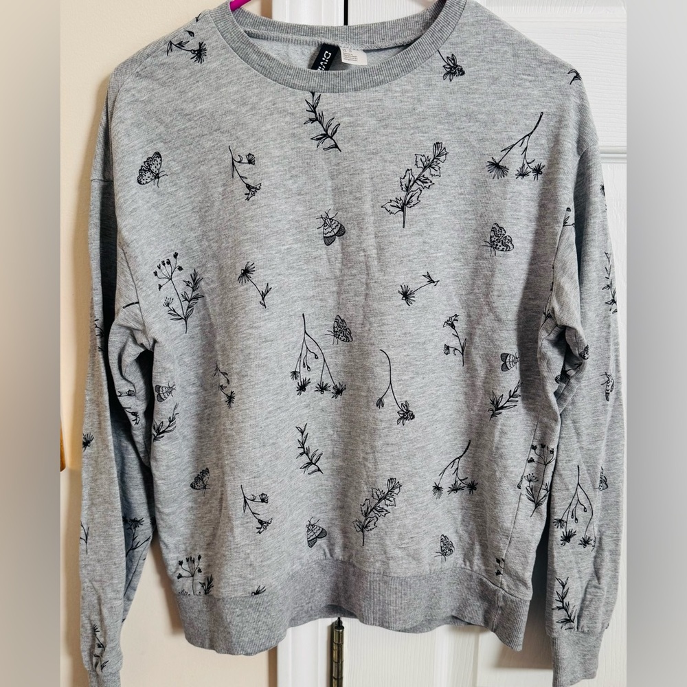 Woman’s Divided Grey w/ Black Floral‎ Print Long Sleeve Pullover Size Medium